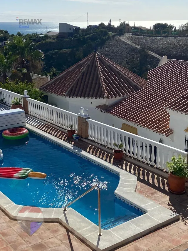 VILLA INDEPENDIENTE CON PISCINA, GRANDES TERRAZAS Y VISTAS AL MAR EN BENAJARAFE — 33