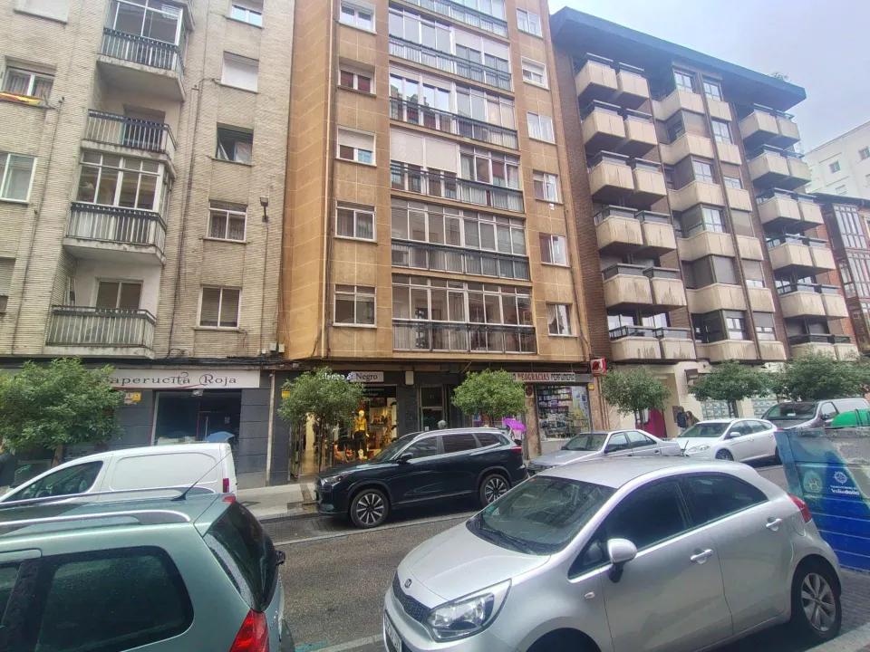 Piso en Venta en Calle Panaderos - Oportunidad de Inversión para Reformar