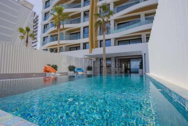 Apartamento planta baja con piscina privada en Resort turíst
