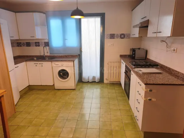 Vivienda con 4 dormitorios en el Centro de Almansa por solo  - foto 5
