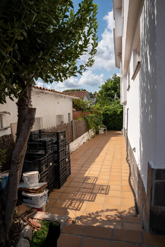SE VENDE CASA INDEPENDIENTE CON PISCINA CON VISTAS EN CORBERA DE LLOBREGAT BARCELONA — 23