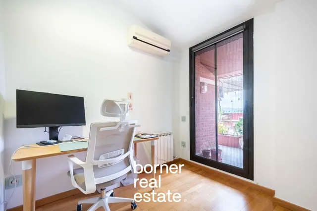 Ático dúplex con gran terraza, piscina y parking en Coll Favà. — 46