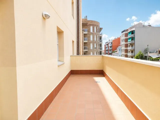Amplia vivienda seminueva con dos terrazas, zona comunitaria y dos plazas de parking opcionales en la zona de Sagrada Família de Manresa — 17