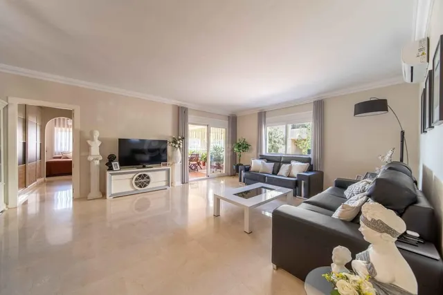 Apartamento en planta baja con 3 dormitorios en La Cala Hill - foto 3