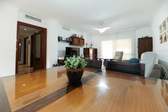 Amplio piso de 3 dormitorios con terraza, garaje y trastero  - foto 4