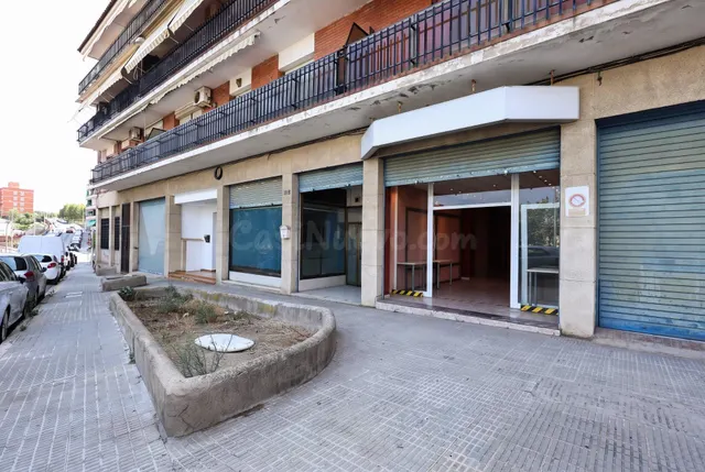 Amplio local comercial de 326 m2 formado por dos locales uni