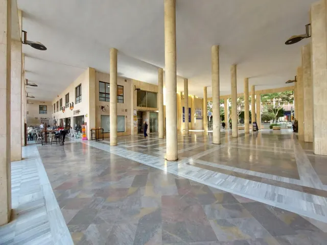 oficina en venta situada en la plaza mayor de El Ejido - foto 5