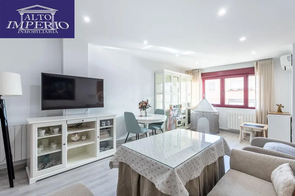 Amplia casa de 182 m2 con patio, gran sótano y a menos de 5 minutos del metro
