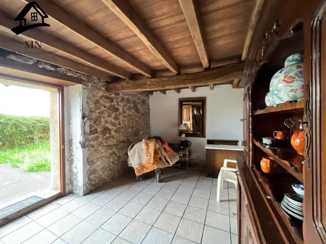 Casona Independiente Tradicional de Piedra con Balconada y Jardín Urbano en Penagos — 12