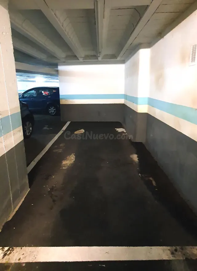 Garaje en Plaza del Funicular, zona Castaños, ascensor. - foto 3