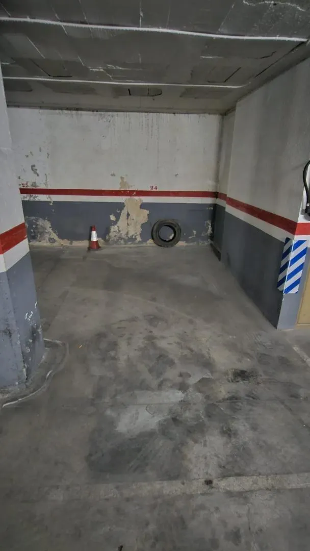 Se vende plaza de aparcamiento en Sants - Montjuïc / el Poble Sec (Barcelona). — 2