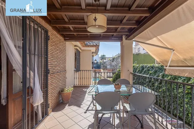 INCREÍBLE CHALET INDEPENDIENTE EN ZONA PRIVILEGIADA — 10