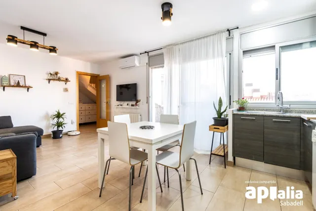 Ático dúplex de 120 m2 con terraza íntima y vistas despejada - foto 4