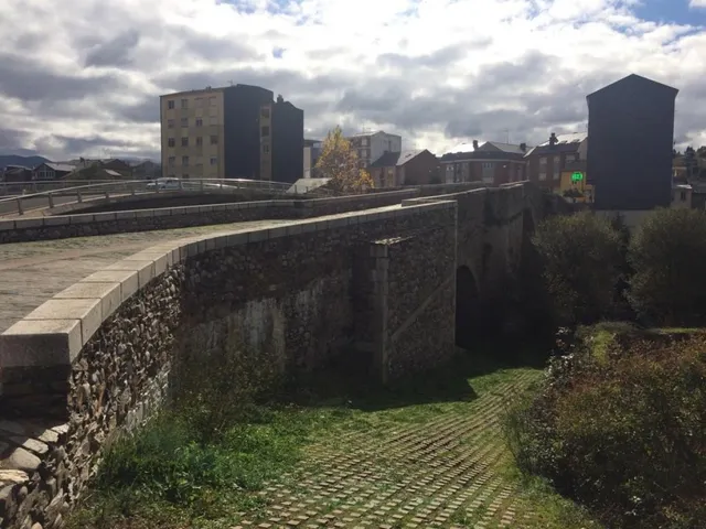 SE VENDE SOLAR CON EDIFICIO — 11