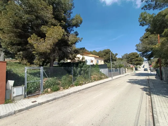 Terreno vallado en la entrada de la urbanización La Cogullada de Canyelles — 3