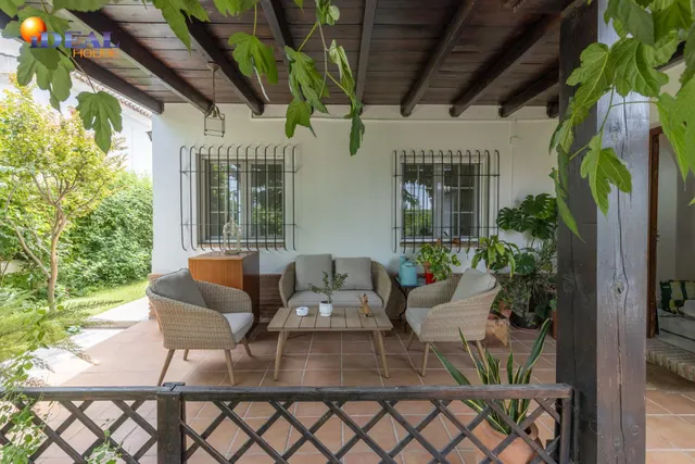 Chalet pareado con piscina, jardín y bonitas vistas a Granada en La Zubia — 10