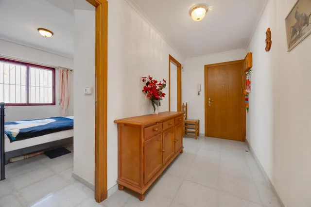 Gran piso de 4 dormitorios y dos baños en el corazón de Torrevieja, a menos de 500 metros del mar — 16