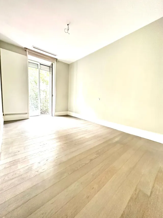 IMPRESIONANTE VIVIENDA EN CLAUDIO CUELLO ESQUINA JORJE JUAN — 43