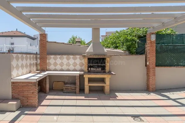 Chalet en esquina de 4 Dorm. en Otura — 73
