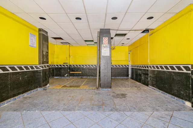 Local en Camino de Ronda 132D con posibilidad de cambio de uso a vivienda — 7