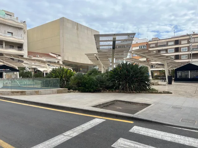 LOCAL COMERCIAL PLAZA DEL TEATRO A 2 CALLES DEL MAR — 12