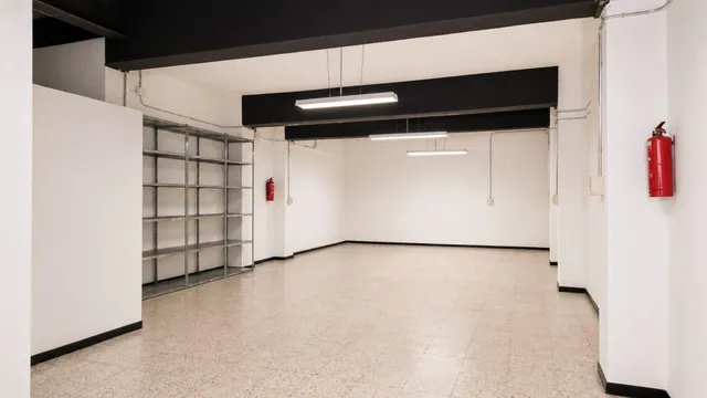 Local comercial diáfano en zona urbana — 13