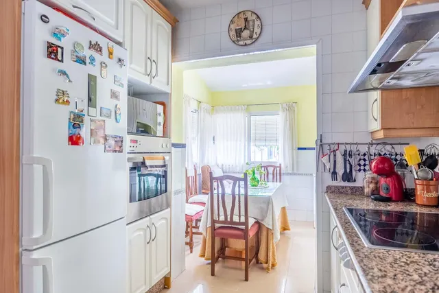 Vive en Simón Verde: Casa pareada con patio, garaje cubierto, piscina y el metro a un paso. — 19