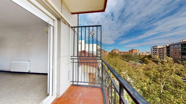 Piso de 65m2. Distribuido en tres dormitorios, salón con terraza, cocina con galería y baño — 11