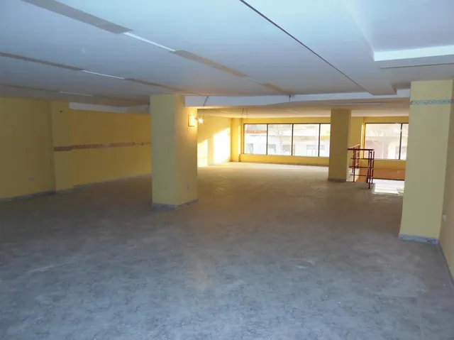 Se alquila local comercial con mucha fachada, muy cerca de El Corte Inglés y Parque Ribalta, frente — 19