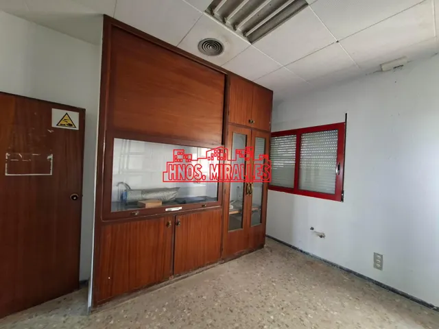 ¡¡ GRAN EDIFICIO EN ALQUILER CON 14 DESPACHOS, A 5 MINUTOS DEL AEROPUERTO !! — 21