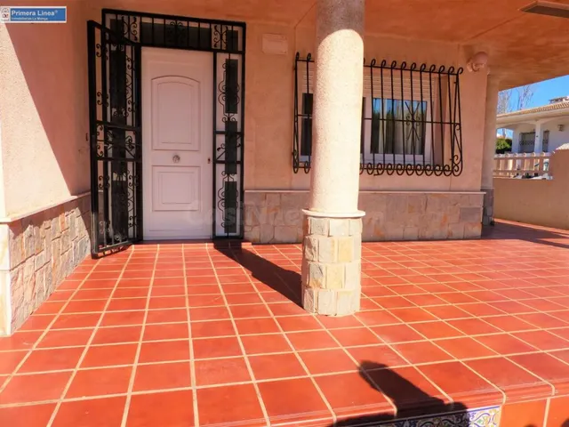 Venta de chalet de 816 m2 de parcela y piscina en Mar de Cristal — 3