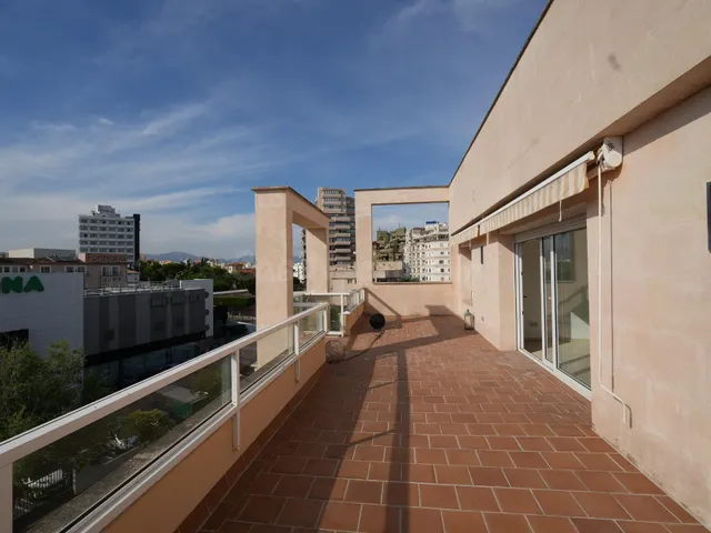 Ático con gran terraza y aparcamiento en Paseo Marítimo – Zo