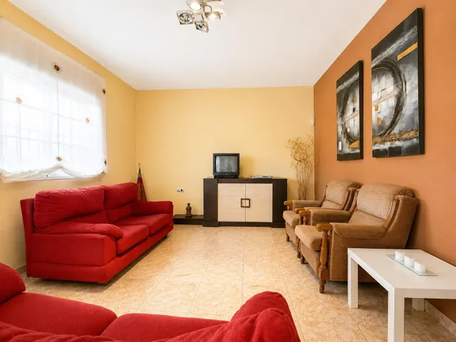 CASA INDEPENDIENTE CON 966 M/2 DE PARCELA EN NUEVO HIGUERON . — 27