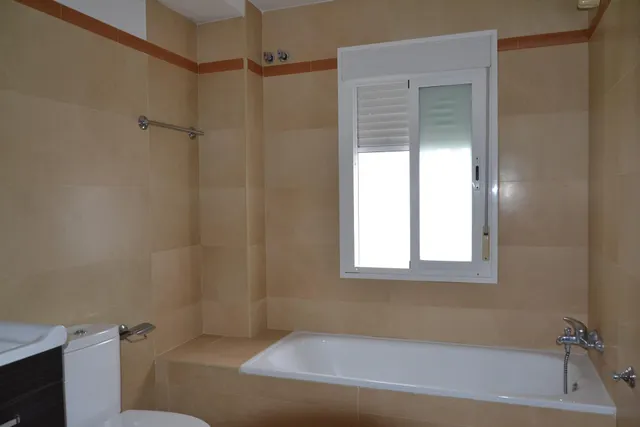 Tu próximo hogar en Sanlúcar la Mayor: tres dormitorios, patio y sótano — 18