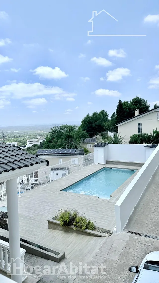 GRAN CHALET DE DOS PLANTAS CON PISCINA Y VISTAS DESPEJADAS — 3