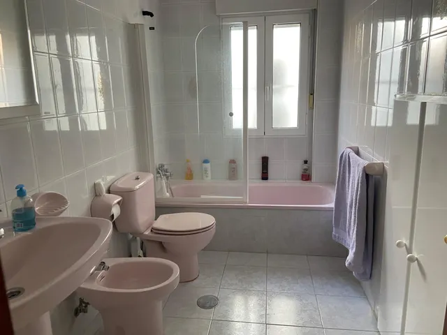 SE VENDE DÚPLEX AMUEBLADO. COCINA, SALÓN, 3 HAB., 2 BAÑOS, TRASTERO Y PLAZA DE GARAJE. — 12