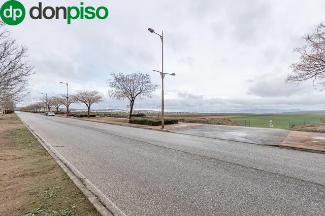 Parcela con proyecto básico de 24 naves industriales en el P - foto 4