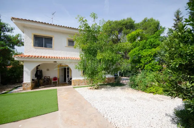 Ref. 04404.- Chalet independiente en urbanización Monte Horq