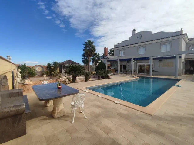 Espectacular chalet de lujo con gran parcela y piscina priva