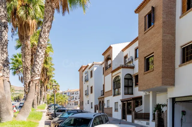 Gran casa familiar de 3 plantas en Ronda de Poniente
