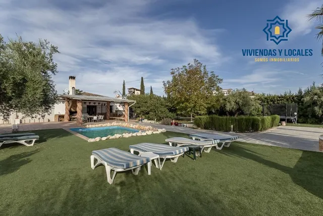 Chalet independiente con pozo propio y placas solares — 35