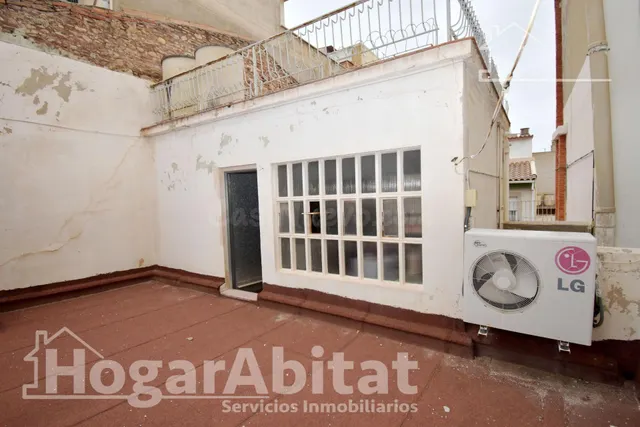 CASA SEMIREFORMADA CON GARAJE Y DOS TERRAZAS, EN EL CENTRO