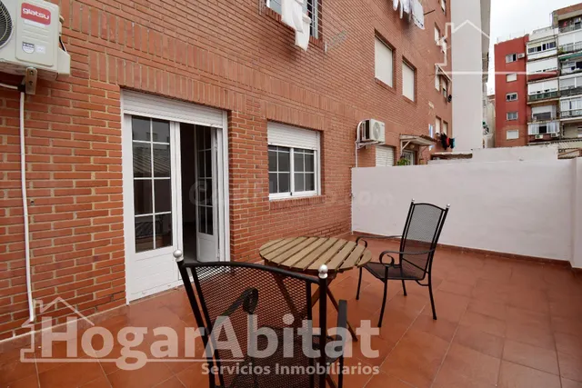 Bonito, luminoso y reformado con gran terraza, balcón y ascensor, cerca del centro — 3