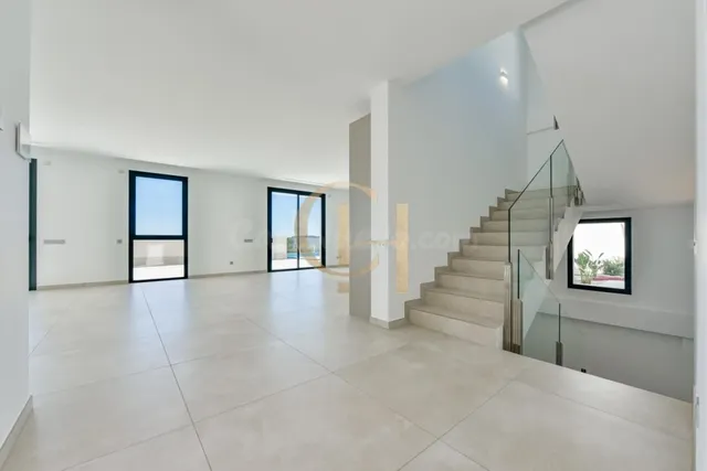 Moderna villa independiente con piscina privada y garaje — 43