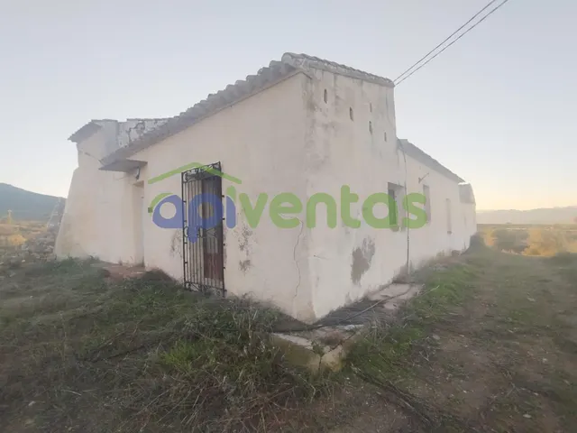 Casa de piedra con 61 hectáreas de terreno — 2