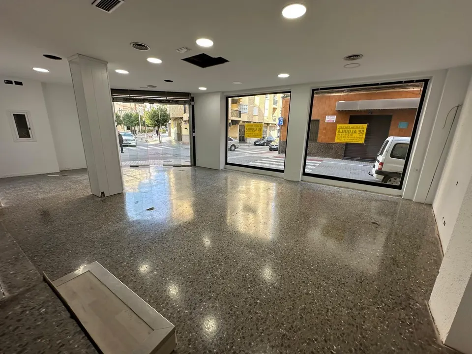 Local comercial en Alquiler en Lliria