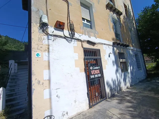 Venta de vivienda en planta primera y local en  planta baja unido a edificio de dos alturas en Gordexola — 6
