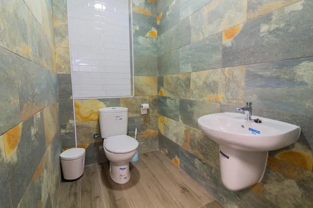 VIVIENDA CON NEGOCIO EN ABANILLA. — 36