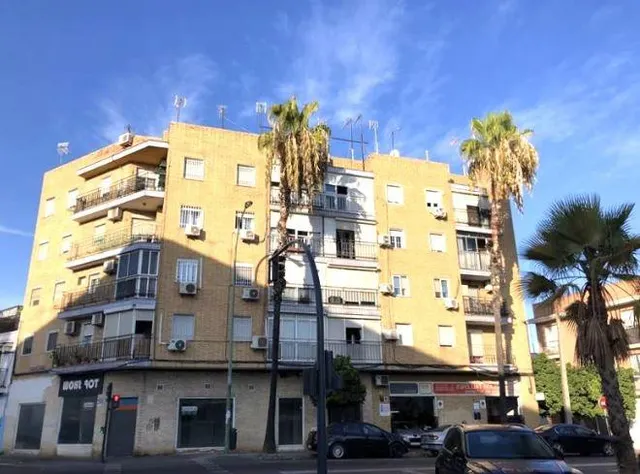 SE VENDE piso OKUPA en C 9 De Marzo de Sevilla - foto 4