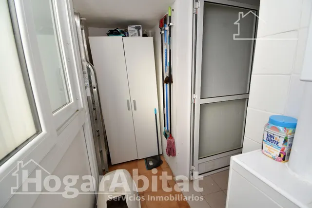 Alto, precioso y semireformado con balcón y ascensor, cerca del tranvia — 10